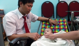 Những nghi vấn trong vụ bé 2 tuổi kháu khỉnh bị bỏ rơi trên taxi