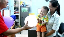 Bé trai 2 tuổi bị bỏ rơi vì mẹ có tới 4 con nên không nuôi nổi?