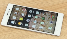 Trên tay Oppo R5 siêu mỏng