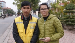 Hà Nội: Lái xe ôm trả lại Iphone 5 cho người đánh rơi