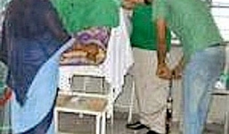 Bác sĩ dùng bơm xe đạp để...triệt sản ở Ấn Độ