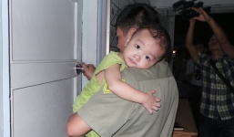 Bé trai 2 tuổi bị bỏ rơi trên taxi rất thân thiết với “ông dượng”