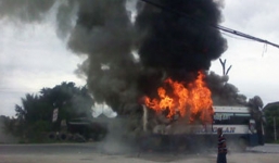 Xe giường nằm bỗng dưng bốc cháy khi đang dừng đỗ