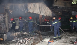 Hà Nội: Cháy lớn tại chợ Cầu Diễn giữa đêm