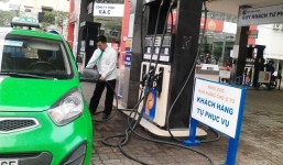 Petrolimex để khách hàng tự bơm xăng: Liệu có an toàn?