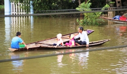 Chở nhau đi học trong lũ, 2 học sinh chết đuối thương tâm