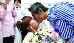 Mặc đồ cô dâu cầu hôn bạn trai bị ung thư trên giường bệnh