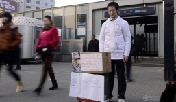 Người cha tình nguyện “chịu bị đánh” để kiếm tiền chữa bệnh cho con