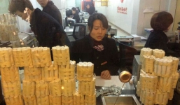 Dùng xe tải chở hơn nửa tấn tiền đi gửi ngân hàng