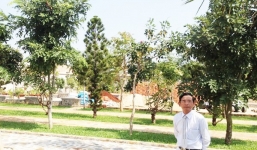 Đại gia nghìn tỷ tự trồng rau, nuôi gà sạch làm thức ăn