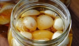 Bài thuốc chữa bệnh hiệu quả từ tỏi ngâm rượu