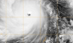 Siêu bão Hagupit giật trên cấp 17 tiến sát biển Đông