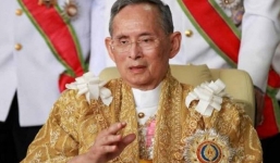 Thái Lan: Hàng nghìn người tập trung trước bệnh viện mừng sinh nhật nhà vua