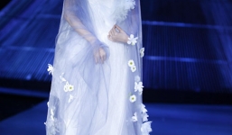 Siêu mẫu Xuân Lan 'hóa điên' như 'lên đồng' trên sàn catwalk