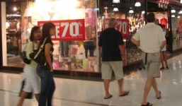 Thị trường Hà Nội cuối năm: Sale off 70\% vẫn ế ẩm