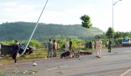 Ô tô BMW hất tung công an tuần tra đêm, 10 người thương vong