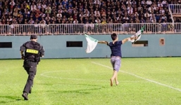 Fan cuồng lao vào sân đòi gặp Công Phượng