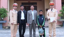 CSGT phát hiện bé trai 12 tuổi ngủ ngoài bờ ruộng suốt 2 ngày đêm