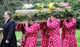 Hàng trăm người mặc áo khoác hồng dự đám tang chàng trai trẻ