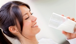 Cách uống sữa sai lầm nhiều người mắc gây hại sức khỏe