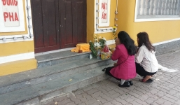 Phát hiện bé trai 1 ngày tuổi còn nguyên dây rốn bị bỏ rơi trước chùa Quán Sứ