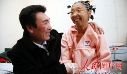 Chuyện tình 'đôi đũa lệch' chồng 26, vợ 58 tuổi gây xôn xao