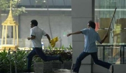 Hành hung đồng nghiệp vì dám “nhìn đểu”