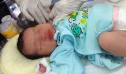 Bé trai kháu khỉnh bị bỏ rơi với chiếc chăn rách và 1,3 triệu