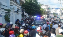 Dân xúm đông xem công binh rà hộp lạ