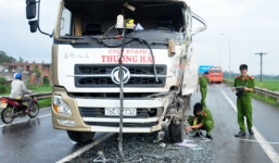 Quảng Ngãi: Xe tải và xe khách đấu đầu, 15 người thương vong