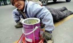 Đang bò lê lết ăn xin, bỗng đứng dậy đi lại như... bay