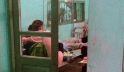 Mẹ quỳ khóc van xin, con vẫn hành hung cha dượng