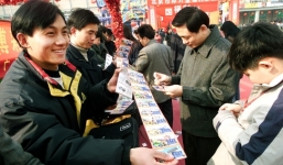 Quan chức Trung Quốc dùng tiền xổ số mua nhà lầu, xe hơi, du thuyền