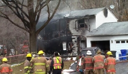 Máy bay Mỹ lao xuống nhà dân, 6 người thiệt mạng