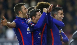 Van Persie lập cú đúp, M.U vọt lên tốp 3