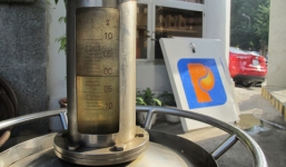 Bình xăng 61 lít đổ được gần 65 lít: Thông số của Ford có đúng chuẩn?