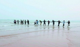 Hàng chục sinh viên nắm tay nhau giải cứu cô gái trẻ muốn tự tử