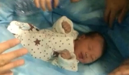 Giải cứu bé sơ sinh bị mẹ ruột vứt xuống bồn cầu