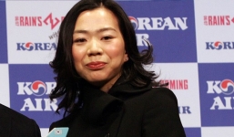 Ái nữ chủ hãng hàng không bắt máy bay quay lại, đuổi tiếp viên