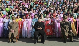 Phụ nữ Triều Tiên khóc nức nở vì được chụp ảnh với Kim Jong-un