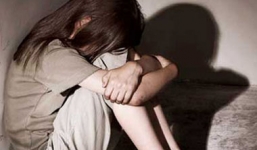 Bé gái vùng vẫy trước hành vi 'thú tính' của bạn anh trai