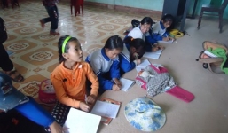 Trường đạt chuẩn quốc gia dù học sinh không có bàn ghế để ngồi học