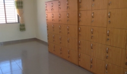 Một học sinh bị tủ đựng đồ ở trường đè tử vong