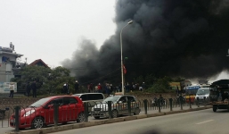 Chợ Nhật Tân cháy, khói đen bốc cao hàng trăm mét