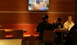 Đang ăn đêm, nhà hàng bất ngờ phát nhầm cảnh nóng