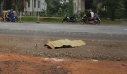 Phát hiện xác chết gãy chân nằm úp bên đường