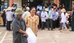 Tỉnh chỉ đạo khẩn trương mua sắm ô tô trong khi dân nhận gạo cứu đói