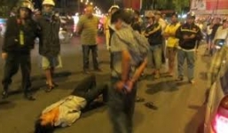 Cắn ngón tay cảnh sát khi bị bắt vì không đội mũ bảo hiểm