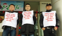 Giám đốc dán băng rôn trước ngực đòi tiền bảo hiểm