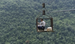 Dân làng Trung Quốc đi lại bằng cáp treo như thời “nguyên thủy”